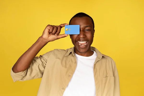 Laughing Young African American Guy Casual Puts Credit Card Eye — Stock Photo, Image