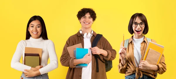 Tanulmányi Hirdetés Happy Excited Multiethnic Students Posing Yellow Studio Háttér — Stock Fotó