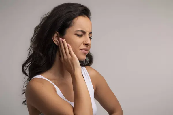 Szumy Uszne Profil Chorej Brunetki Młodej Kobiety Cierpiącej Ból Ucha — Zdjęcie stockowe