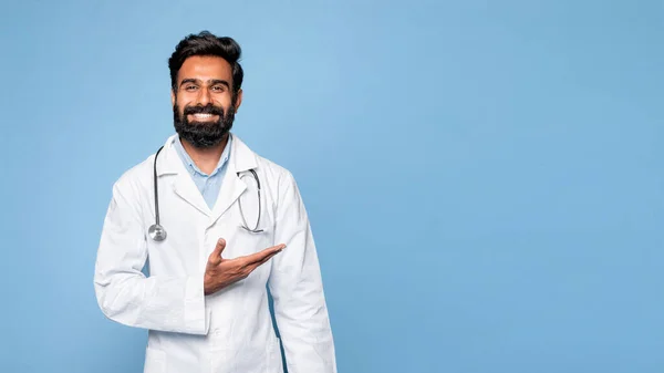 Veselý Indický Lékař Terapeut Bílém Plášti Ukazuje Volné Místo Izolované — Stock fotografie
