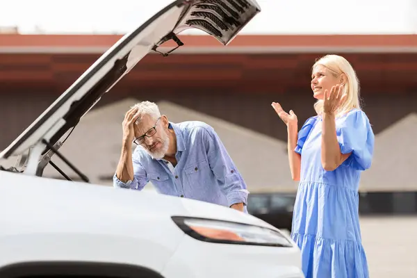 Smutni Starsi Małżonkowie Stojący Obok Otwartej Maski Zepsutego Samochodu Zdenerwowany — Zdjęcie stockowe