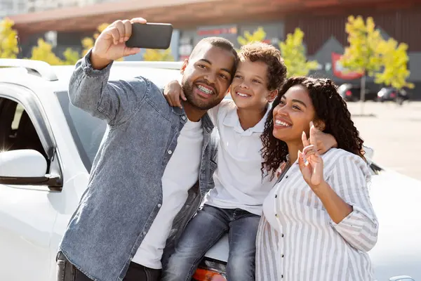 Feliz Bela Jovem Família Afro Americana Tomando Selfie Telefone Celular — Fotografia de Stock