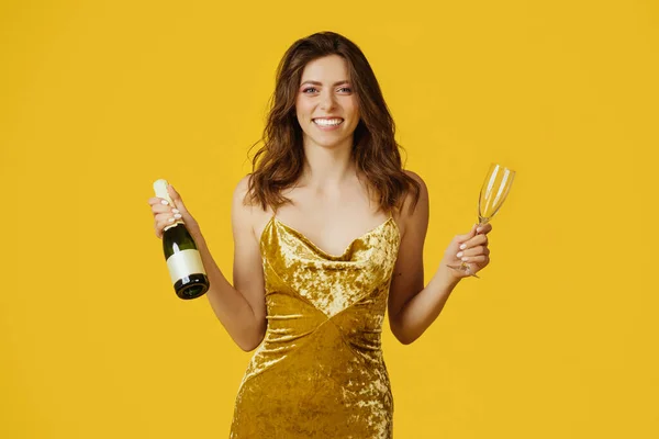 Szczęśliwa Młoda Dama Eleganckiej Sukience Imprezuje Napojem Alkoholowym Świętując Specjalną — Zdjęcie stockowe