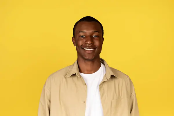 カジュアルで孤立したイエロースタジオの背景で微笑むミレニアム アフリカ系アメリカ人男性のヘッドショット 人間の感情 ビデオ通話 オファー ライフスタイル リモートコミュニケーション — ストック写真
