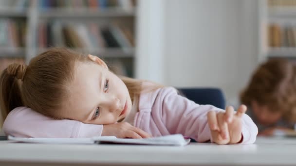 Kedelig Skolegang Tæt Portræt Keder Lille Pige Liggende Skrivebordet Klasseværelset – Stock-video