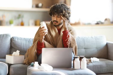 Hasta Hintli adam evinde koltukta oturup ilaç içerken ilaç içerek, kendini kötü hissederek, mevsimsel soğuk algınlığı ya da grip geçirip, uzay fotokopisi çekerek,
