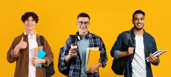 Três Estudantes Sexo Masculino Felizes Carregando Mochilas Cadernos Posando Sobre — Fotografia de Stock