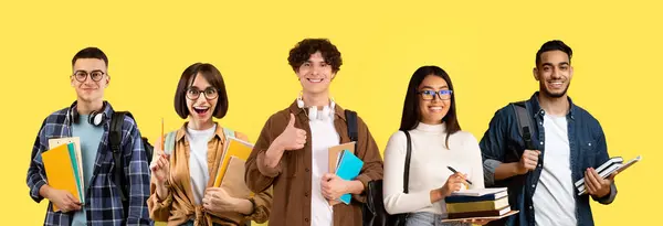 Obraz Złożony Różnorodnych Szczęśliwych Wielonarodowych Studentów Pozowanie Izolowane Żółtym Tle — Zdjęcie stockowe