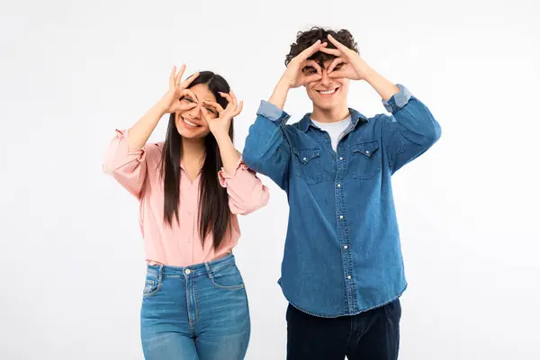 Positive Junge Teenager Machen Lustige Brillen Mit Zeichen Halten Die — Stockfoto