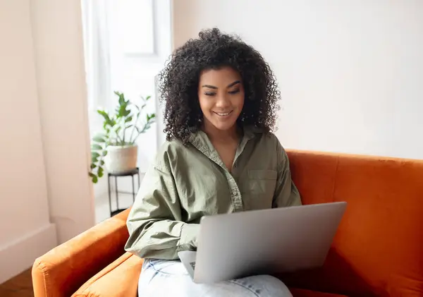 Smiling Black Young Lady Freelancer Mit Laptop Eingabe Und Surfen — Stockfoto