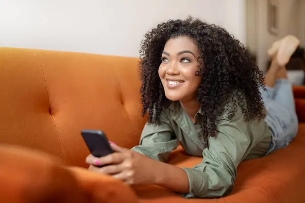 Entspannt Lächeln Smartphone Benutzen Hause Auf Der Couch Liegen Digitales — Stockfoto