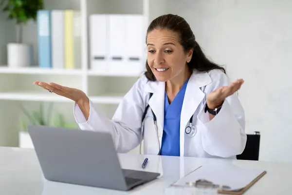 Middle Aged Brunette Woman Doctor Have Online Appointment Consultation Patient — Stock Photo, Image