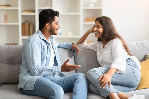 一对年轻貌美的印第安夫妇在家里聊天 打情骂俏 一起坐在沙发上聊天 幸福婚姻和浪漫关系概念 — 图库照片