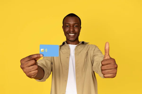 Glad Ung Afrikansk Amerikansk Kille Casual Show Kreditkort Och Tummen — Stockfoto