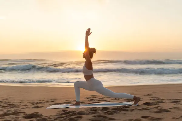 Femme Pratiquant Yoga Plein Air Faisant Poser Guerrier Sur Plage — Photo