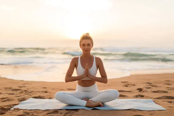 Медитация Закате Спокойная Леди Медитирует Открытом Воздухе Морском Пляже Сидит — стоковое фото