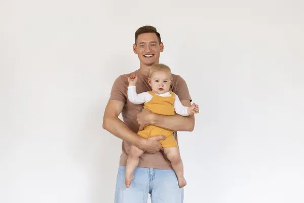 Föräldrakoncept Porträtt Ung Pappa Med Söt Baby Händerna Posing Över — Stockfoto