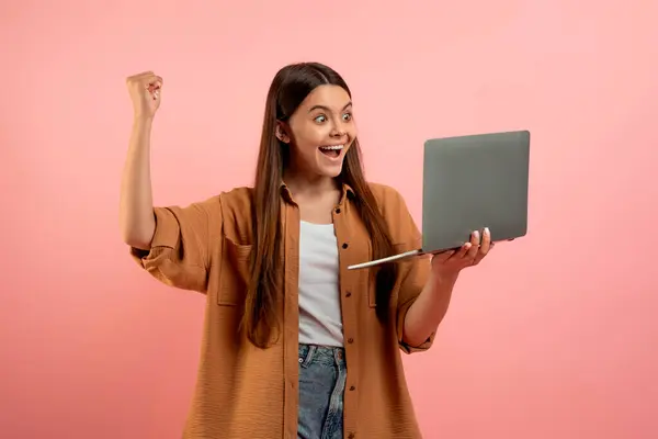 Opgewonden Tiener Meisje Vasthouden Zoek Naar Laptop Scherm Vieren Succes — Stockfoto