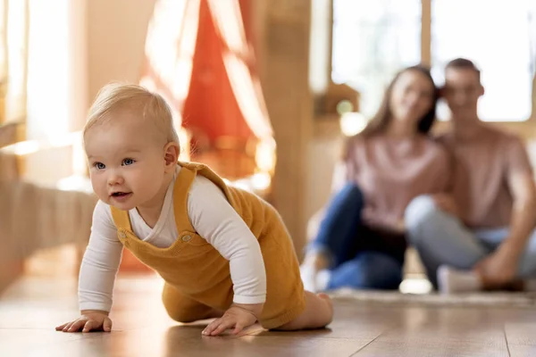 Porträt Eines Entzückenden Säuglings Das Hause Auf Dem Boden Krabbelt — Stockfoto