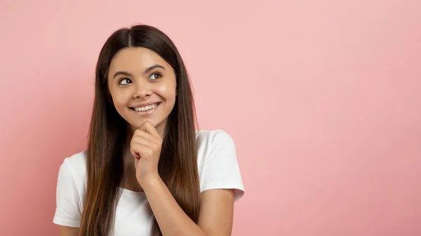 Pensief Tienermeisje Glimlachend Nieuwsgierig Kijkend Naar Kopieerruimte Mooie Vrouwelijke Tiener — Stockfoto