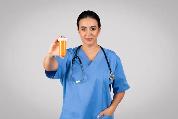 Selbstbewusste Lateinamerikanische Ärztin Die Aktiv Ein Mit Pillen Gefülltes Glas — Stockfoto