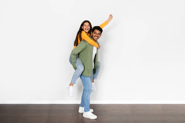 Overjoyed Young Indian Man Giving Piggyback Ride His Wife Posing — Stock Photo, Image