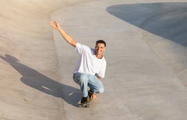 Szczęśliwy Młody Europejczyk Jeździ Skateparku Mistrzowsko Wykonując Sztuczki Deskorolce Emanuje — Zdjęcie stockowe
