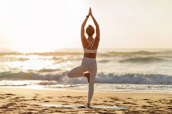 Vue Arrière Femme Mince Pratiquant Yoga Profitant Entraînement Seul Plage — Photo