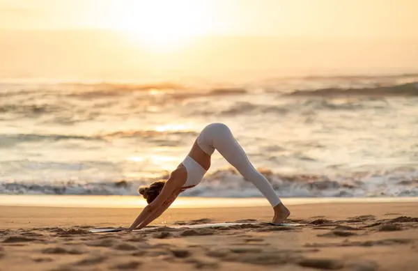 Jeune Femme Caucasienne Forme Pratiquant Yoga Faisant Exercice Asana Profiter — Photo