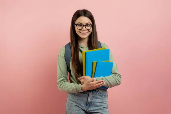 Portret Van Lachende Tienermeisje Student Met Rugzak Werkboeken Poseren Roze — Stockfoto