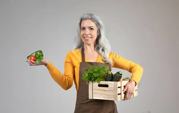 Feliz Orgullosa Mujer Mayor Delantal Celebrar Caja Madera Con Verduras — Foto de Stock