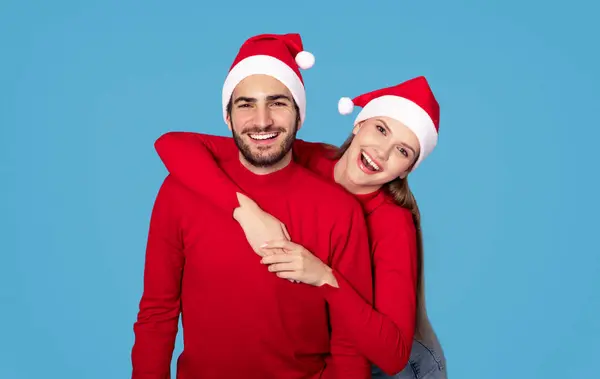 Joyeuses Fêtes Joyeux Sourire Jeune Couple Dans Santa Chapeaux Posant — Photo