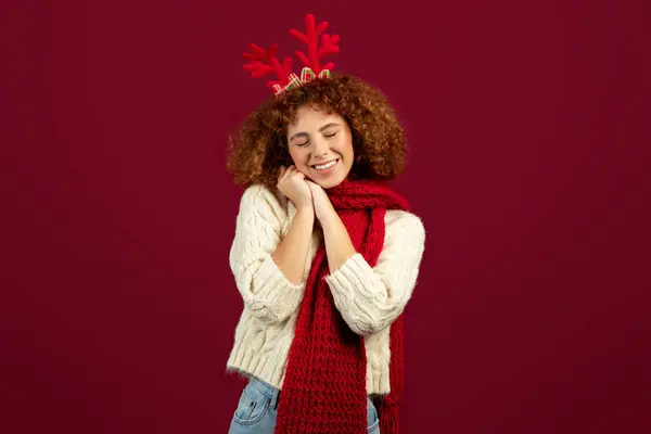 Счастливая Женщина Подросток Оленьими Рогами Праздничном Настроении Рождества Нового Года — стоковое фото