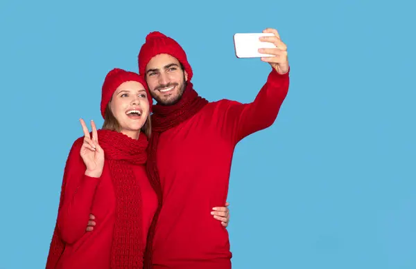 Счастливая Пара Зимних Шляпах Шарфах Делающая Селфи Смартфоне Радостный Молодой — стоковое фото