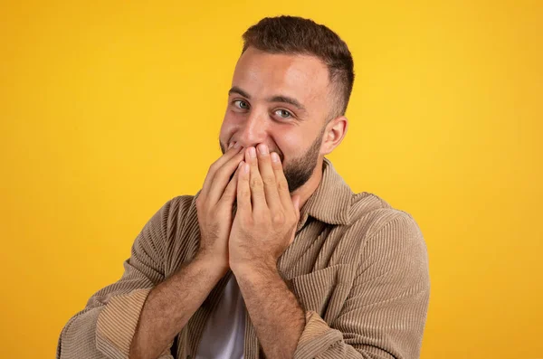 Γέλιο Ευτυχής Χιλιετής Καυκάσιος Τύπος Γένια Casual Καλύπτει Στόμα Χέρια — Φωτογραφία Αρχείου