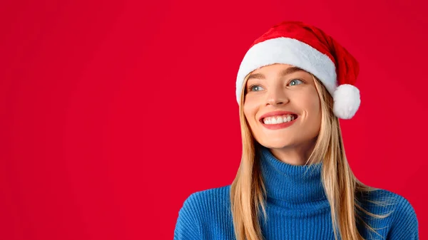 Портрет Радостной Молодой Европейской Дамы Шляпе Санта Позирующей Изолированной Красном — стоковое фото