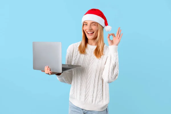 Рождественские Покупки Интернете Счастливая Европейская Дама Шляпе Санта Клауса Держа — стоковое фото