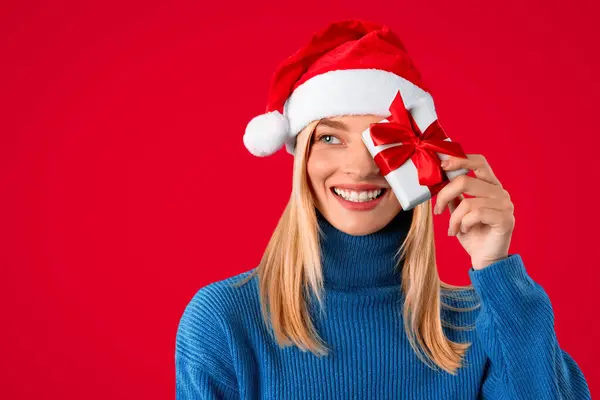 Happy Lady Wearing Santa Hat Holding Mini Gift Box Covering — Stock Photo, Image