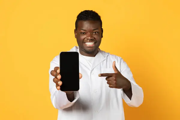 Aplicación Médica Sonriente Afroamericano Médico Uniforme Que Demuestra Teléfono Inteligente — Foto de Stock