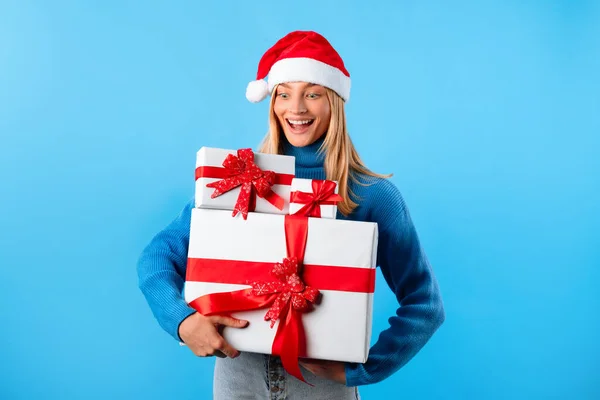 Femme Excitée Dans Chapeau Père Noël Tenant Nombreuses Boîtes Cadeaux — Photo