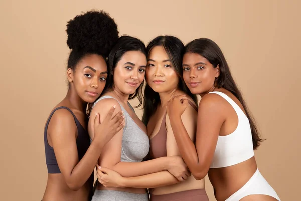 Elegance Zosobněná Čtyřmi Různorodými Ženami Harmonicky Objímající Zatímco Zdobené Jednoduchém — Stock fotografie