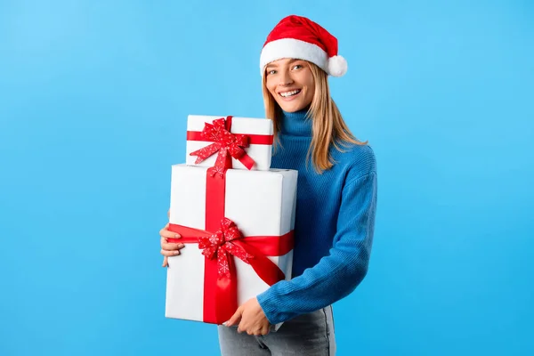 Glad Kvinna Med Santa Hatt Håller Julklapp Lådor Och Ler — Stockfoto