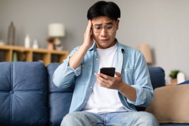 Telefon sorunu. Koreli bir adamın akıllı telefondan mesaj atması ve evdeki kanepede oturması beni şok etti. Dijital iletişimdeki hayal kırıklığı ve komplikasyonlar