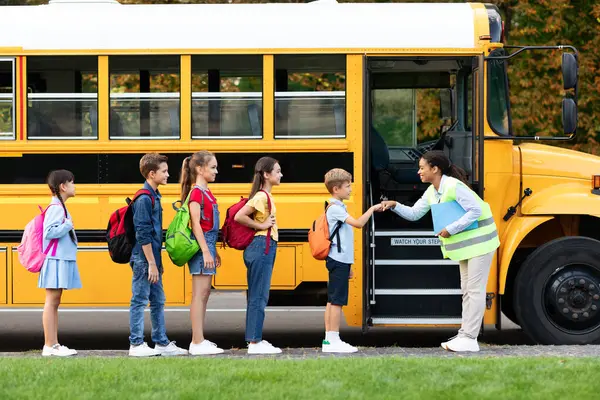 Dost Canlısı Zenci Öğretmen Bayan Okul Otobüsüne Binerken Çocuklarla Çarpışıyor — Stok fotoğraf