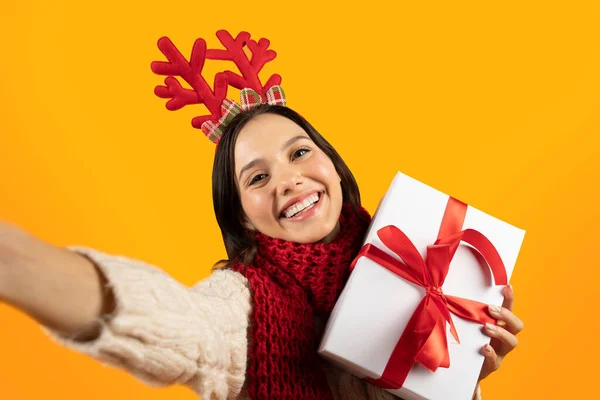 Joyeux Jeune Femme Avec Des Cornes Cerf Festives Enveloppé Noël — Photo