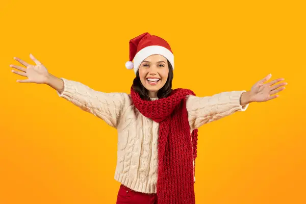 Joyeux Noël Jeune Dame Souriante Dans Chapeau Rouge Santa Écartant — Photo