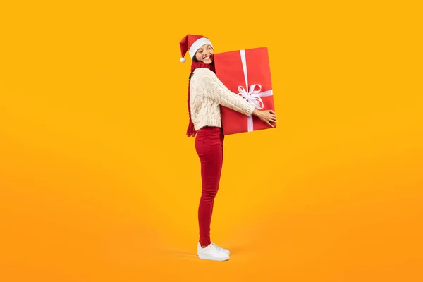 Full Length Young Woman Wearing Santa Hat Holding Christmas Gift — Stock Photo, Image