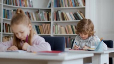 Arkadaşlık ve okulda yardım. Matematik sınavında sorun yaşayan tatlı, düşünceli küçük bir kız. Sınıf arkadaşına dönüp cevabı soruyor. Beş yaşındaki oğlan.