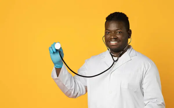 Oferta Badań Lekarskich Wesoły Czarny Lekarz Trzymający Stetoskop Uśmiechający Się — Zdjęcie stockowe