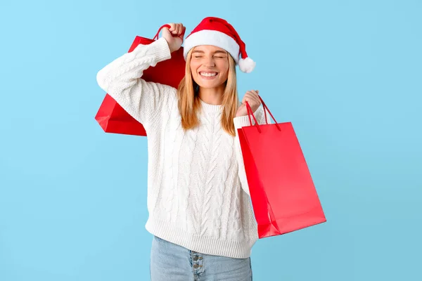 Koncept För Säsongsförsäljning Spännande Kvinnlig Kund Santa Claus Hatt Innehav — Stockfoto
